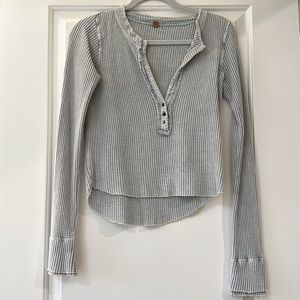 FREE PEOPLE KNIT COLT THERMAL LONG SLEEVE TOP SIZE MEDIUM IN LIGHT BLUE